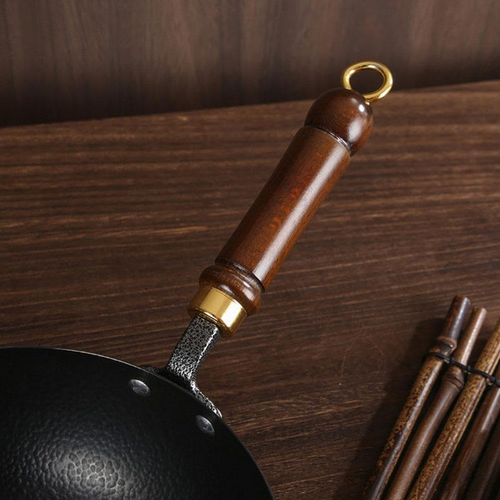 Japanischer Gusseisentopf mit Holzdeckel – Handwerkskunst für stilvolle Küchen
