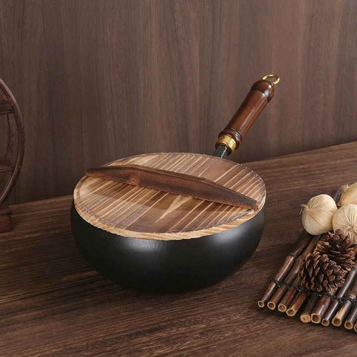 Japanischer Gusseisentopf mit Holzdeckel – Handwerkskunst für stilvolle Küchen
