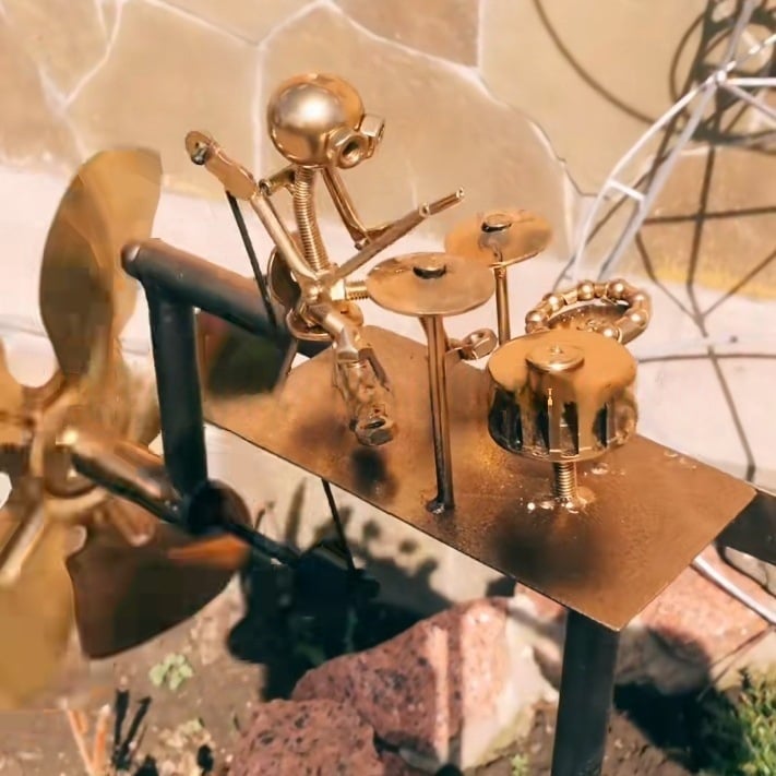 Metall-Windmühle „Rockband“ – Dynamische Gartendekoration mit Charakter Zorenza