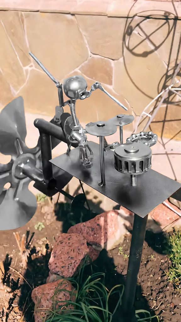 Metall-Windmühle „Rockband“ – Dynamische Gartendekoration mit Charakter Zorenza