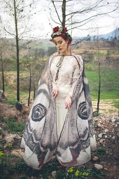 Mystischer Umhang „Grey Moth“ – Eleganter Zauber für Ihre Auftritte Zorenza