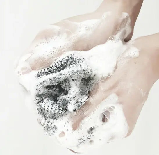 1+1 Gratis | Antibakterielles Peeling-Duschhandtuch mit Bambuskohle Zorenza