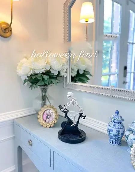 Dekofigur Skelettfahrer — schaurig charmante Stimmung schaffen Zorenza