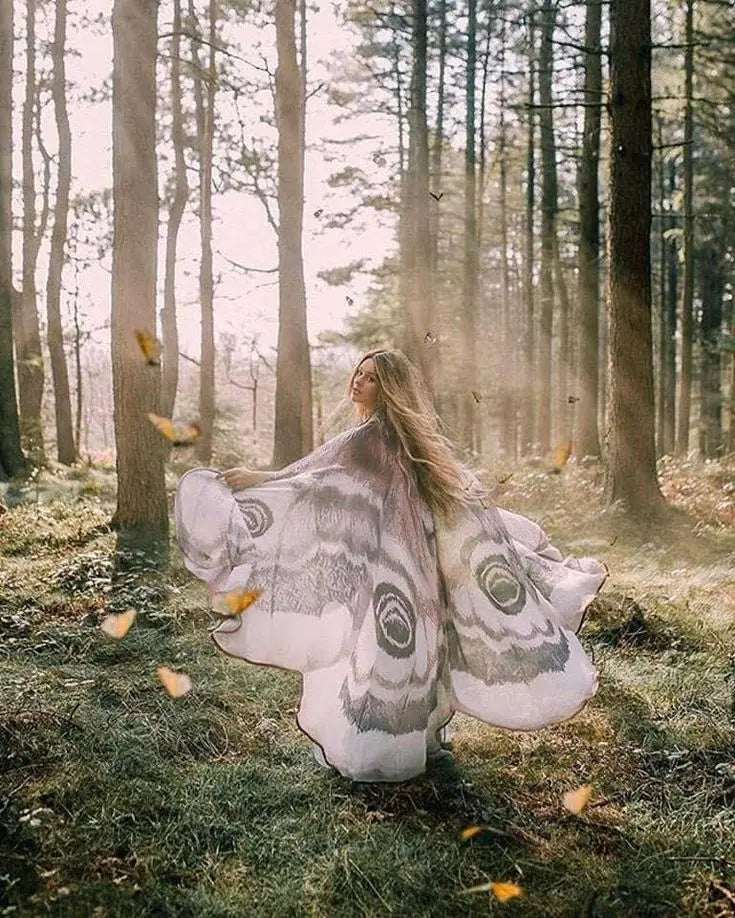 Mystischer Umhang „Grey Moth“ – Eleganter Zauber für Ihre Auftritte Zorenza