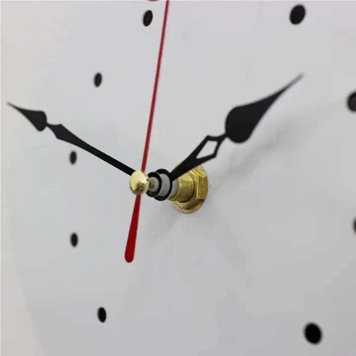 Charmante Katzen-Wanduhr mit schwingendem Schwanz Zorenza