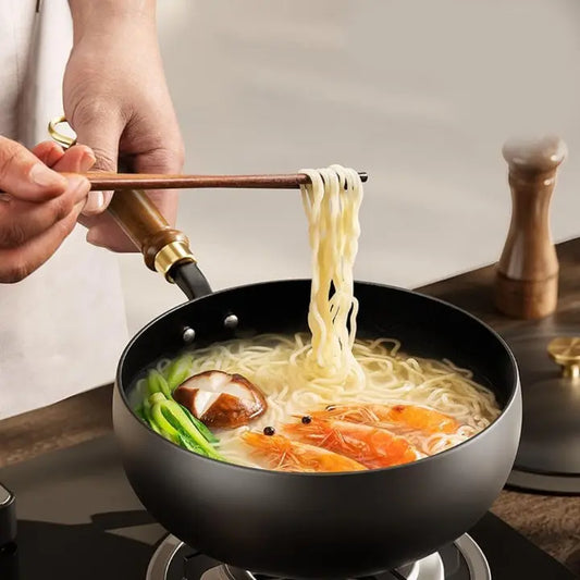 Japanischer Gusseisentopf mit Holzdeckel – Handwerkskunst für stilvolle Küchen Zorenza