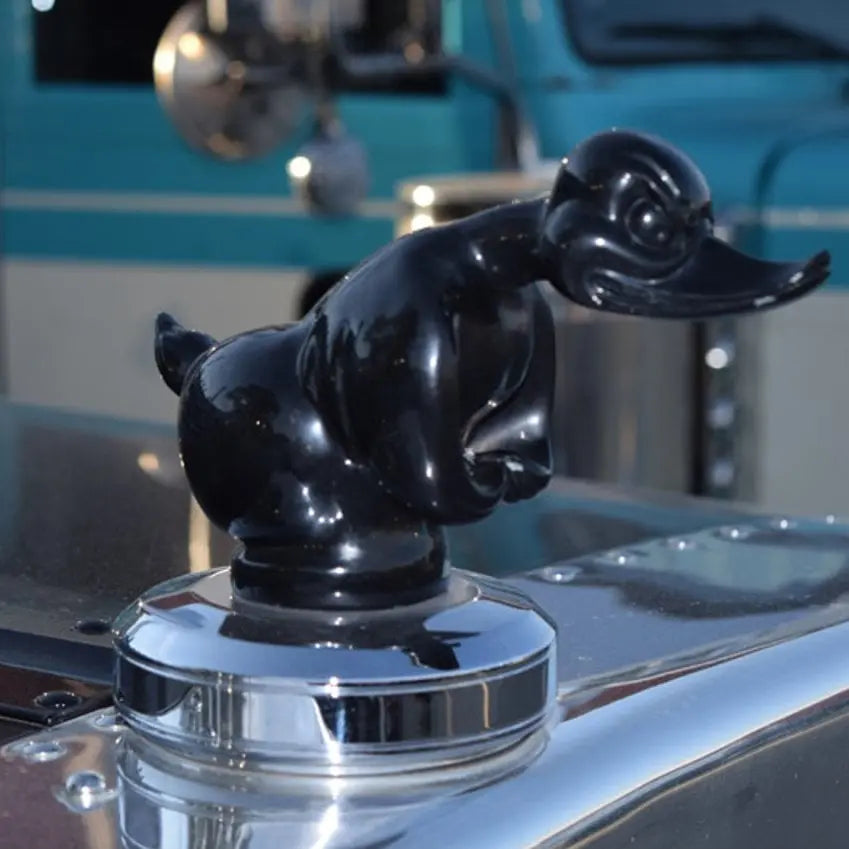 Legendäre „Angry Duck“ Kühlerfigur – Willkommen in der Bruderschaft der Enten Zorenza