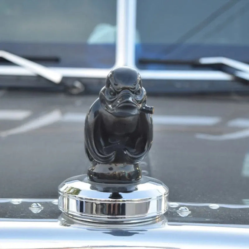 Legendäre „Angry Duck“ Kühlerfigur – Willkommen in der Bruderschaft der Enten Zorenza