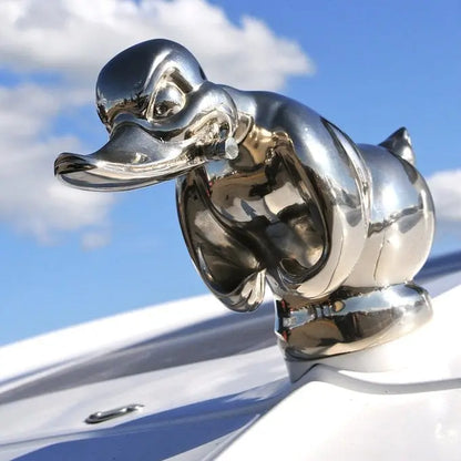 Legendäre „Angry Duck“ Kühlerfigur – Willkommen in der Bruderschaft der Enten Zorenza