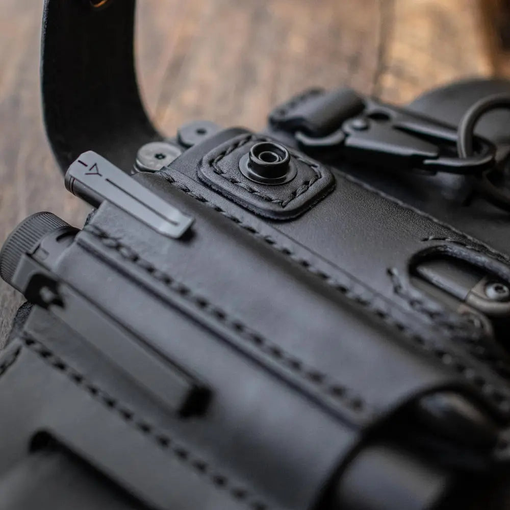 Multifunktionaler Leder-Überzug – Handgefertigt, Robust, mit Eulenschnalle Zorenza