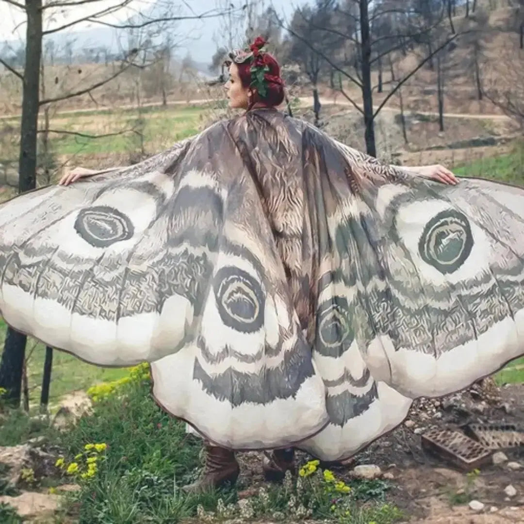 Mystischer Umhang „Grey Moth“ – Eleganter Zauber für Ihre Auftritte Zorenza