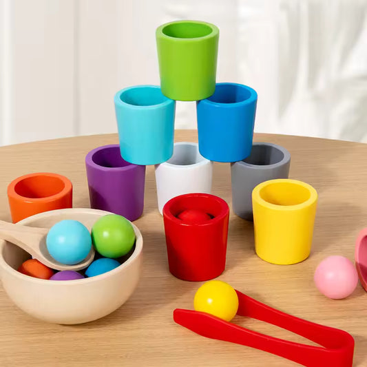 Montessori-Lernspielzeug mit Bechern und Bällen Zorenza