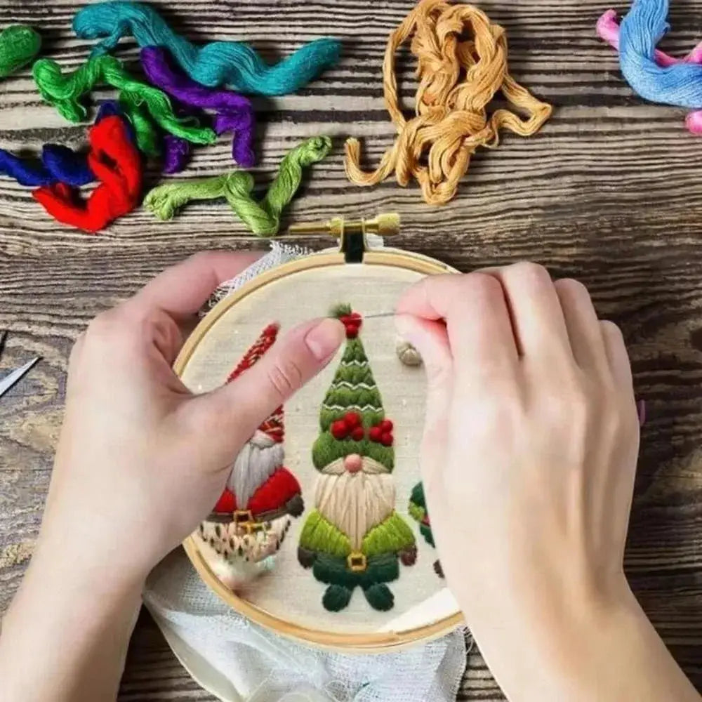Weihnachtswichtel-Stickset – Einsteigerfreundliches DIY-Weihnachtsprojekt für Baumschmuck & Dekoration Zorenza