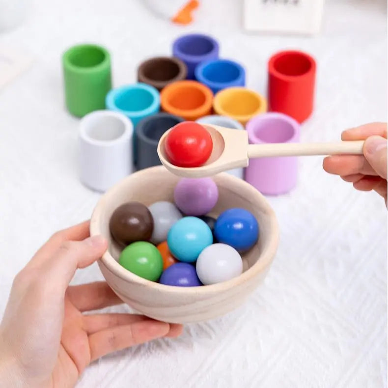 Montessori-Lernspielzeug mit Bechern und Bällen Zorenza