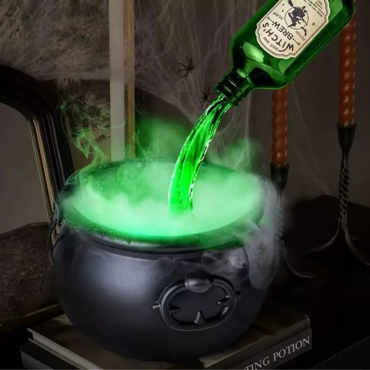 Hexenkessel-Deko – Mit schwebender Zauberflasche & Nebeleffekt Zorenza