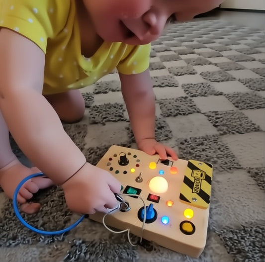 Montessori Aktivitätsbrett aus Holz – fördert Feinmotorik, Konzentration & Kreativität – 24 Spielelemente Zorenza